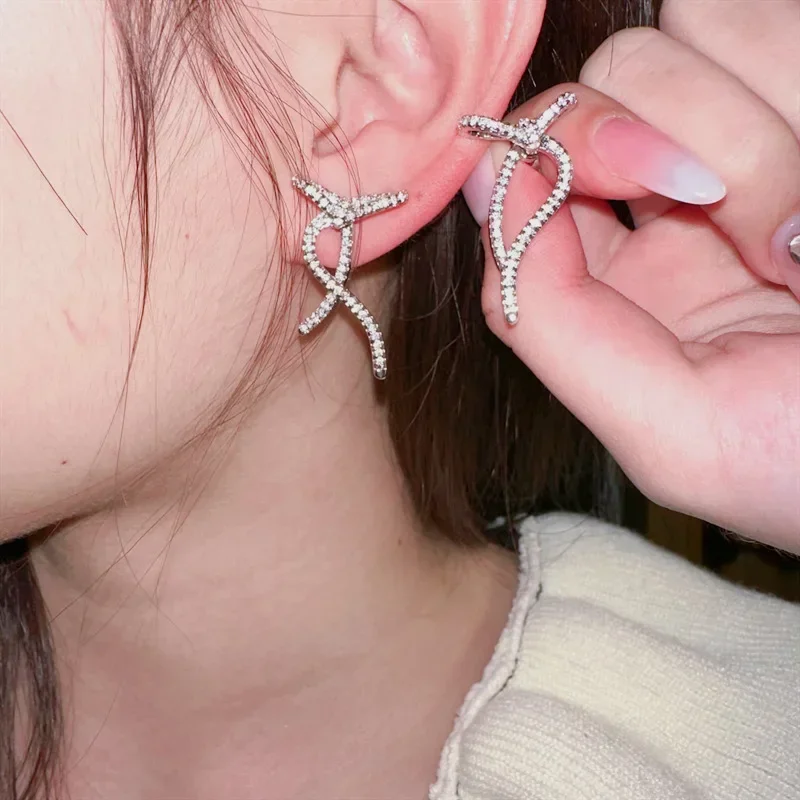 

MDL Moissanit1 Style Cold Wind Design Niche Floating Band Diamond Bow Earrings Plated 18K Silver Pin Super Fairy Earrings