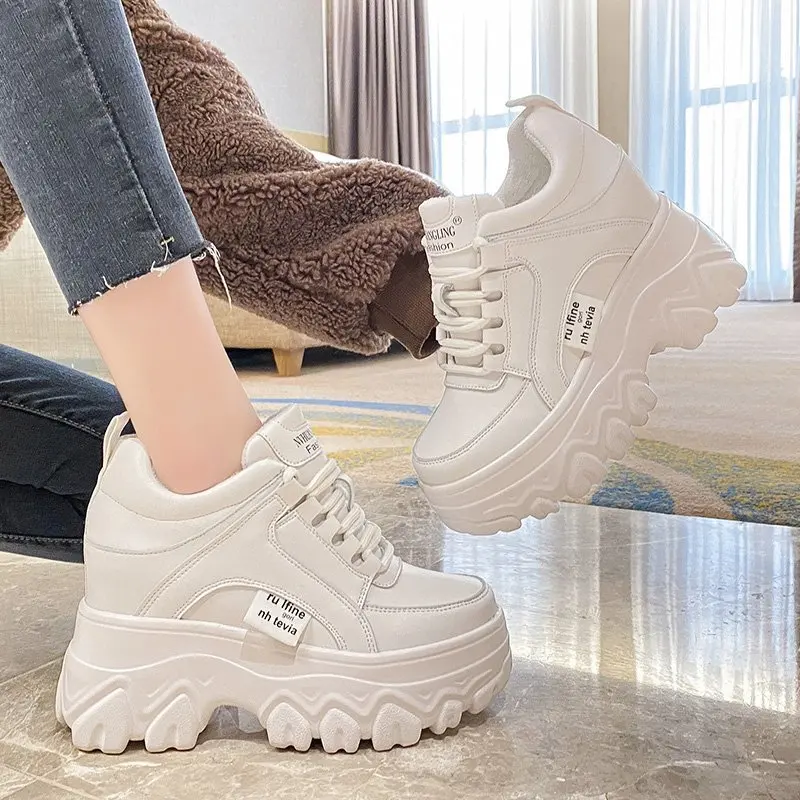 Damskie skórzane trampki na platformie, wiosenne, nowe trampki, białe buty, 9cm, wysokie obcasy, klin, zewnętrzne, oddychające buty na co dzień