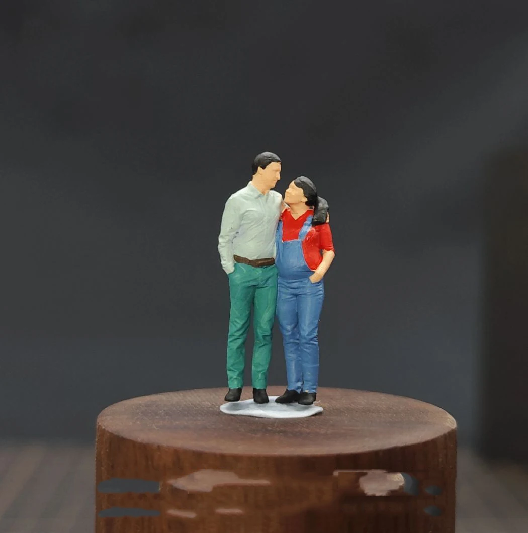 Resin Handmade Painted 1/64 Couple Collection Diorama Figure Model  Miniature Creative Photography Display Collection Decoration