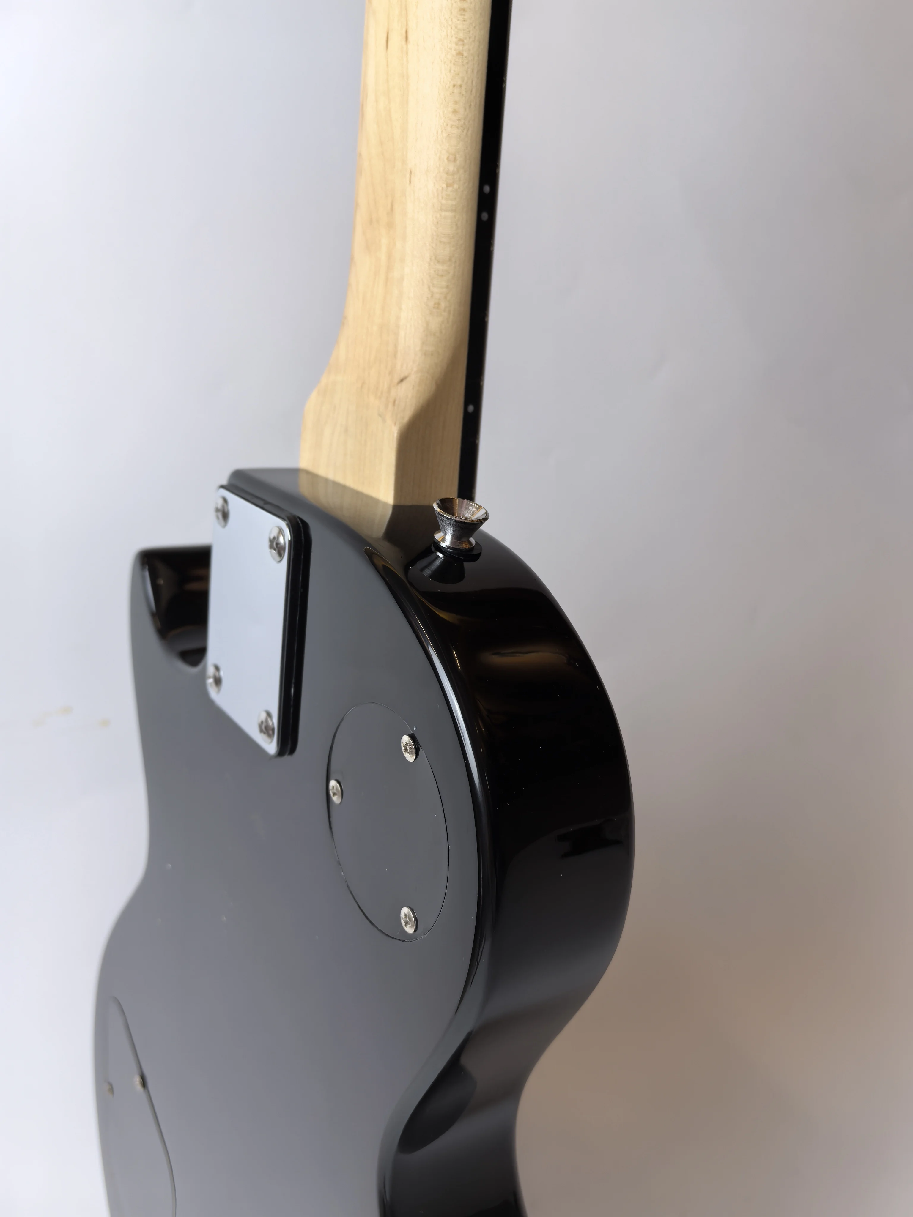Tersedia, gitar elektrik 6 senar hitam, nilon berkepala bulat, piano Augustan, penjualan langsung dari pabrikan.