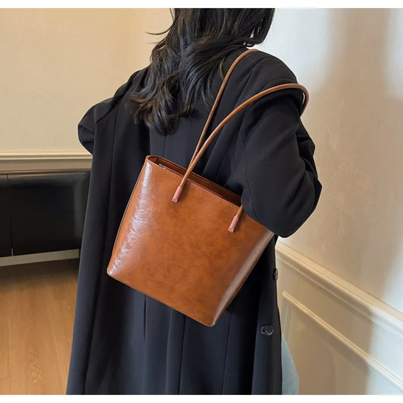 

Women New Simple Retro Shoulder Bag Large Capacity Leather Handbag Fashion Convenient Practical Commuter Underarm Tote Bag Bolsa
