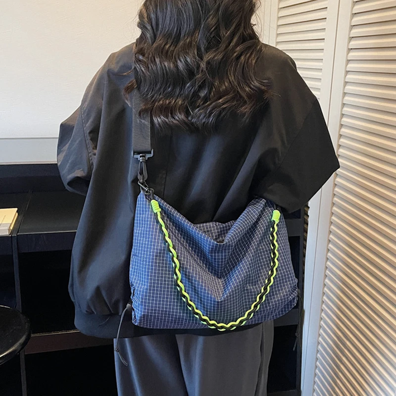 Lässige, karierte, wasserdichte Stoff-Umhängetasche, leichte Reisetasche für Damen, vielseitige Crossbody-Tasche – Detail 15