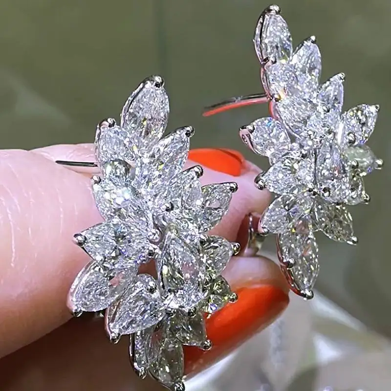 Huitan Funkelnde Damen-Creolen, geometrisches Design, Party-Accessoires mit hellen CZ-Steinen für Hochzeiten, zarter, schicker Damenschmuck