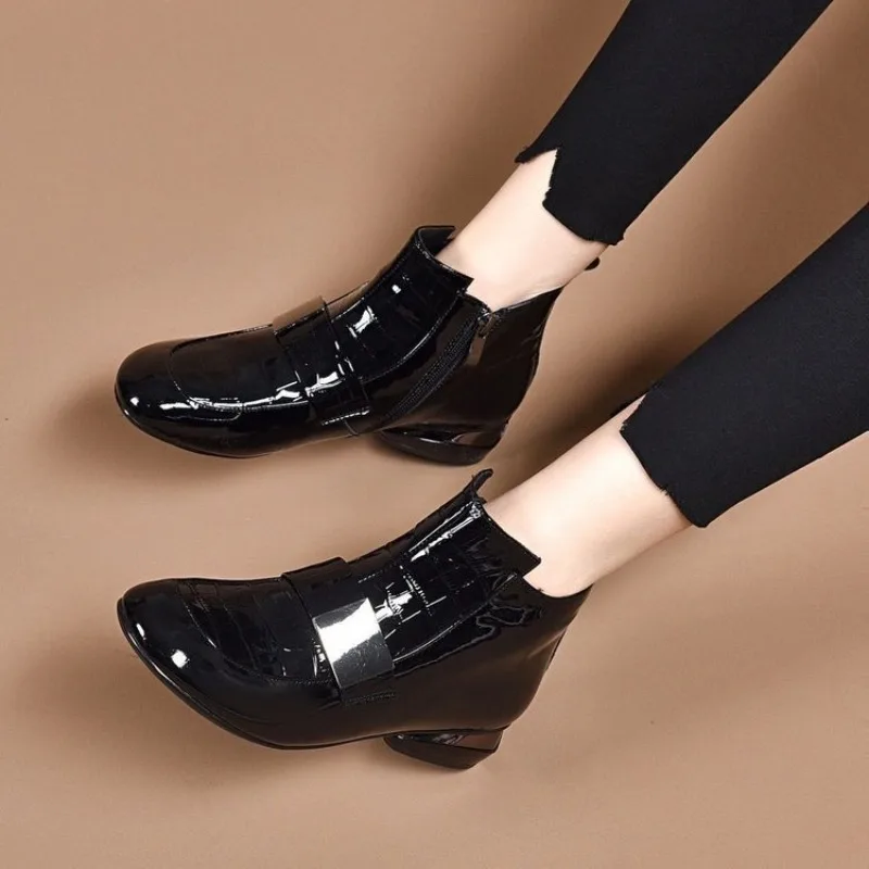 European and American Chelsea Short Boots 2024 Autumn New Flat Bottomed Wear Resistant Lacquer Solid Color Mid Leg Women\'s Boots