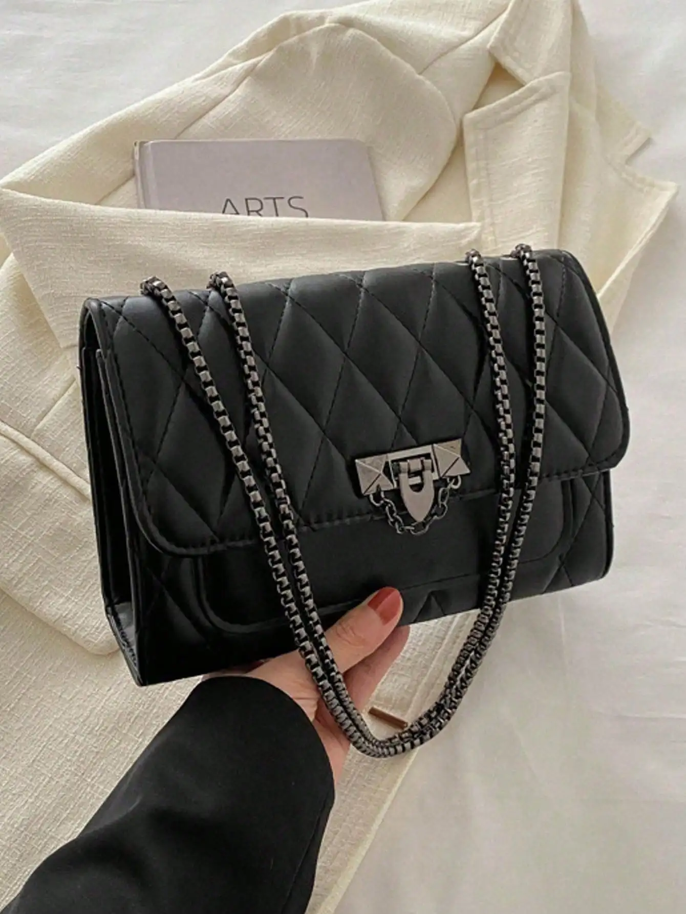

LEATVOOK Fashionable Embossed Diamond Pattern Metal Chain Square Shoulder Bag, Quilted Chain Flap PU Classic Quilted Detail Square Bag