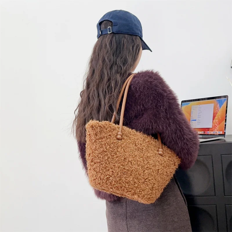 

Новая плюшевая сумка на осень-зиму: сумка-ракушка из искусственного меха, плюшевая сумка-тоут, минималистичный дизайн, сумка на одно плечо, сумка-багет