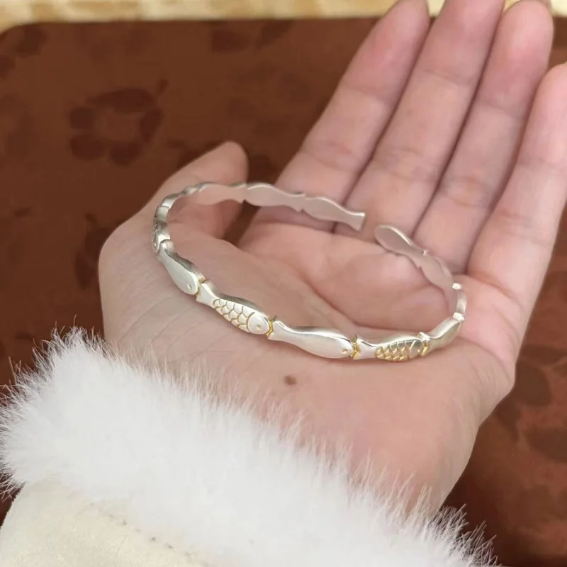 

Браслет из стерлингового серебра 999 пробы с гравировкой в виде маленькой рыбки, цельный, с открытым французским швом, золотой и серебряный, National St.