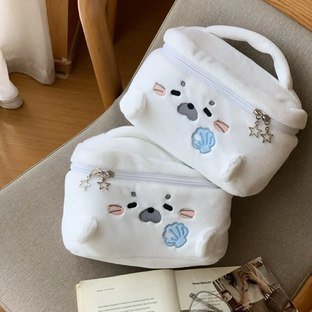 Fluffy Little Seal Make-up-Tasche, großes Fassungsvermögen, tragbare Kosmetiktasche, tragbare Reisetasche mit Stickmuster, Mehrzweck-Toilettentasche – Detail 14