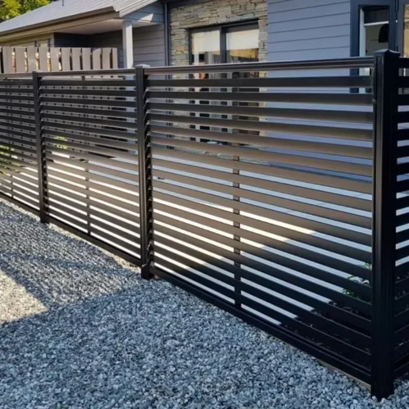 Modern Minimalist Aluminum Horizontal Fence Heat Treated Wood Powder Coated Eco-Friendly Durable 25-30 Year Lifespan 6 Feet