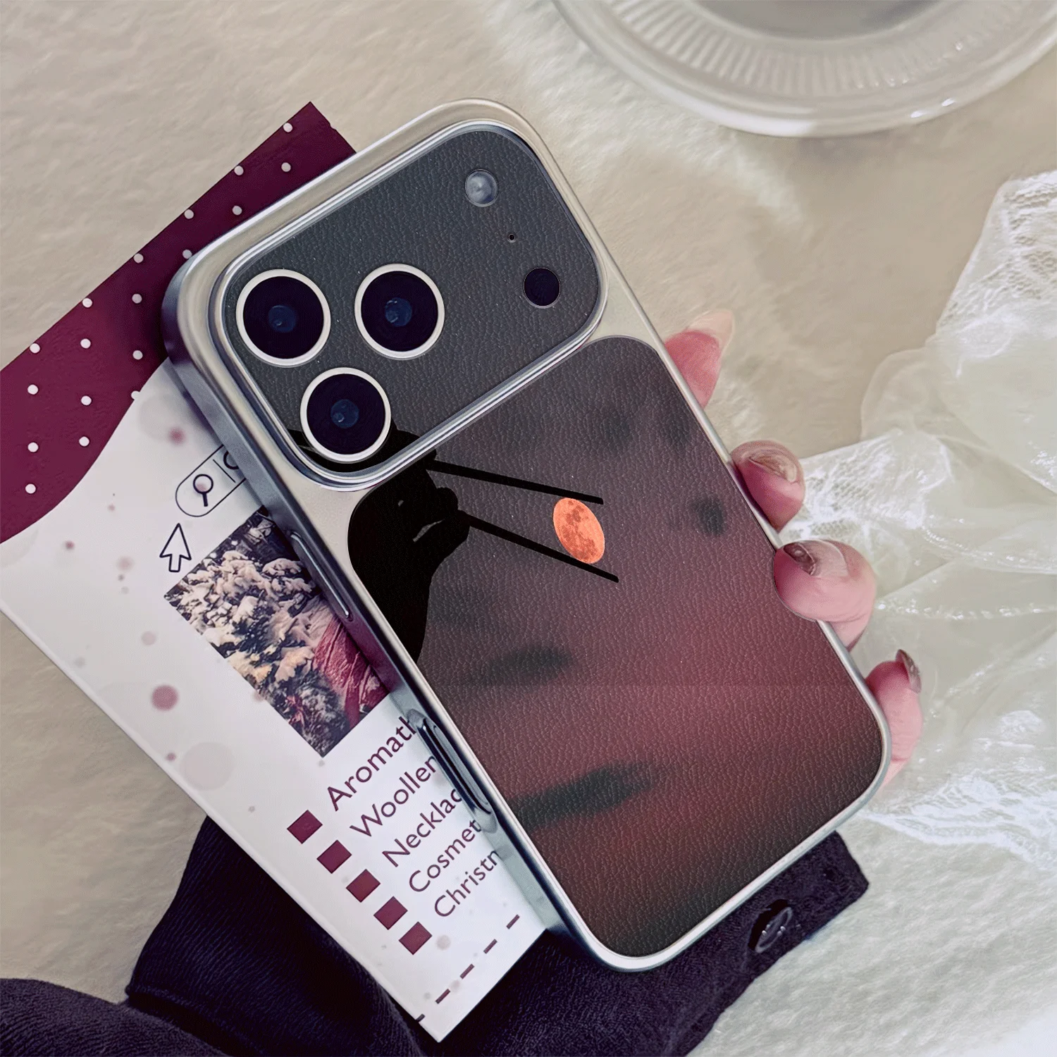 Coque de téléphone à motif cuir, motif main tenant la lune avec baguettes, pour iPhone 11/12/13/14/15/16/17 Pro ProMax