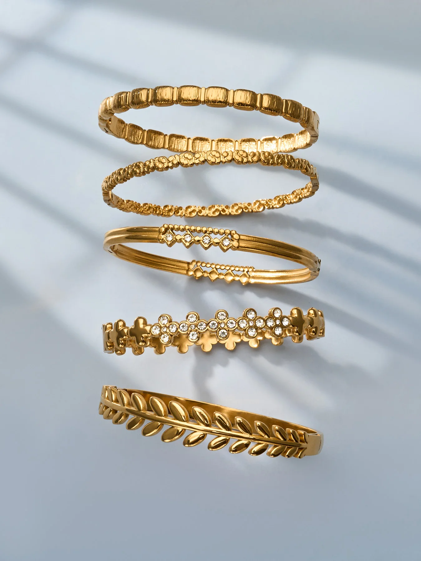 Statement-Blatt-Armreifen, Zirkon-Blumen-Armreifen, 18k vergoldete Edelstahl-Armreifen, strukturierte Armbänder für Damen – Detail 9