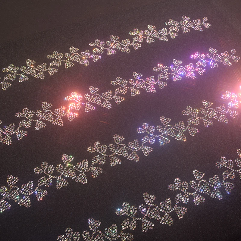 T-shirt estiva da donna in cotone di seta ghiaccio con stampa di diamanti a caldo, fiore casual con strass e diamanti