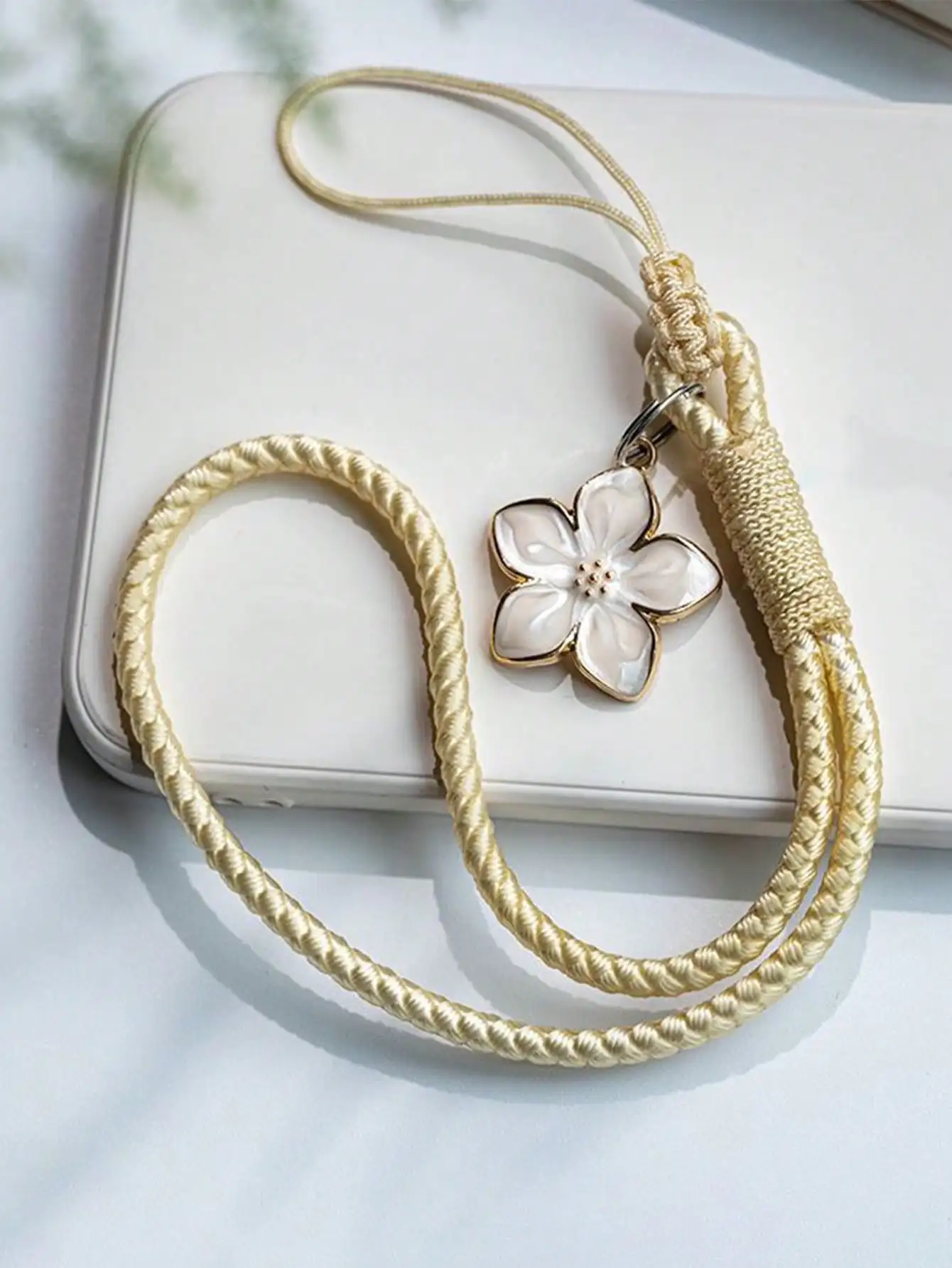 

1pc Elegant Floral Handmade Lanyard, Short Phone Strap, Wristlet, Keychain, USB Holder
