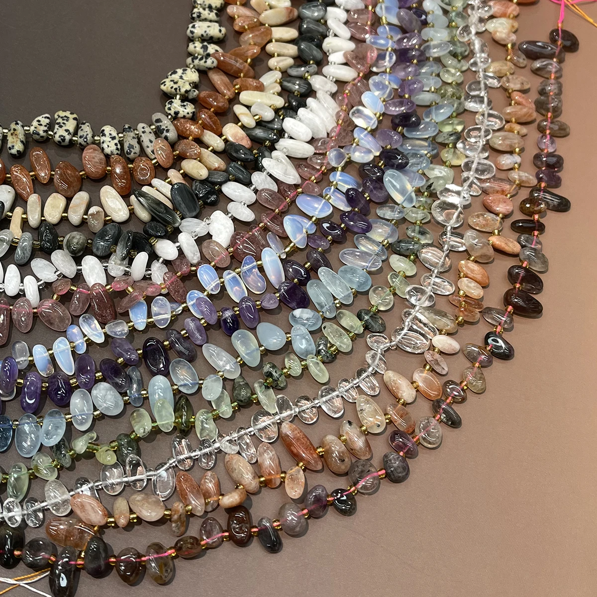 Naturstein, grüner Amethyst/Lapislazuli, unregelmäßige Perlen für die Schmuckherstellung, zum Basteln von Halsketten, Armbändern, Ketten und Ohrringen. – Detail 4