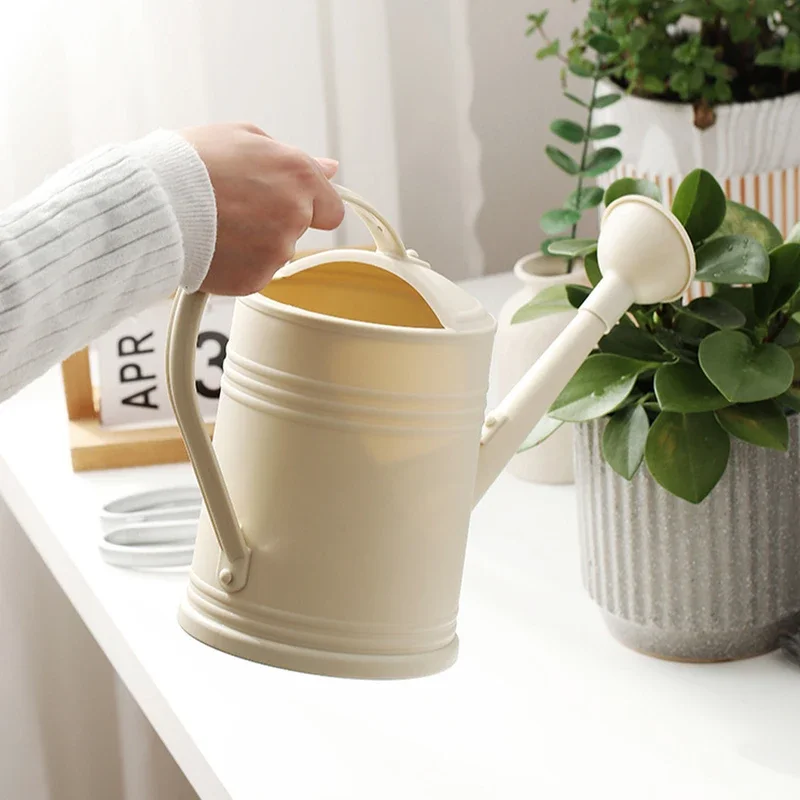 

2L Long Spout Watering Can Sprinkler Watering Can Retro Large Capacity Watering Vegetables Household Small Sprinkler