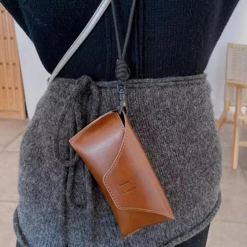 حقيبة نظارات شمسية كلاسيكية للرجال والنساء، حافظة نظارات صلبة محمولة من جلد البولي يوريثان مقاومة للضغط، صندوق تخزين معلق للرقبة