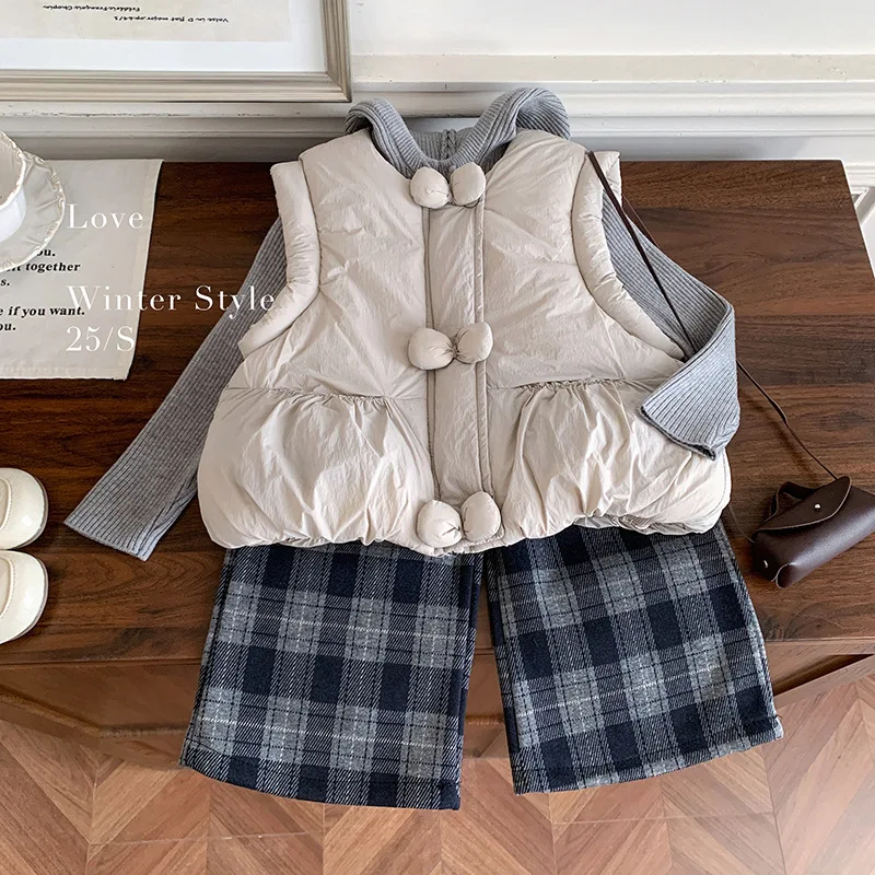 

Осенне-зимняя одежда для девочек, новинка 2025 года, хлопковая куртка, вязаный топ с капюшоном и флисовые клетчатые брюки, комплект из трех предметов