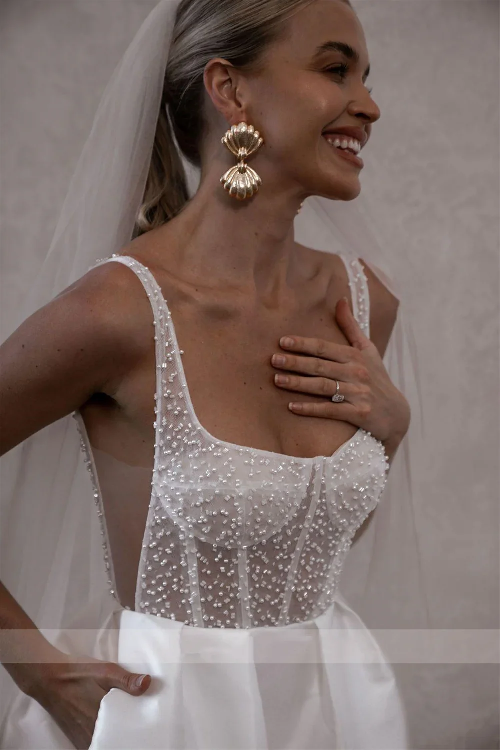 On Zhu vestido de novia corto sin mangas con tirantes finos, corsé transparente con cuentas y perlas, espalda descubierta