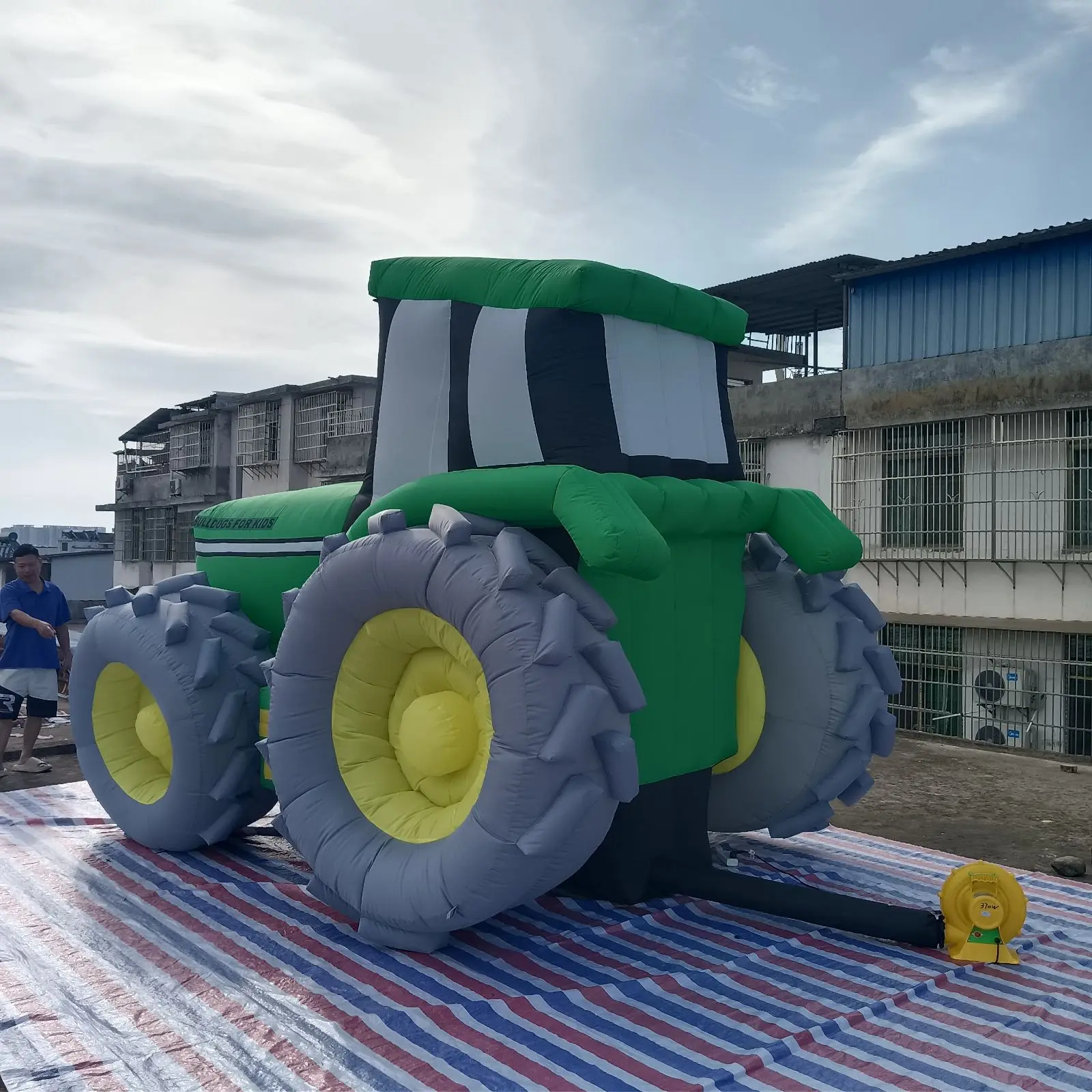 Tractor de globos inflable personalizado de fábrica profesional, modelo de vehículo novedoso para publicidad