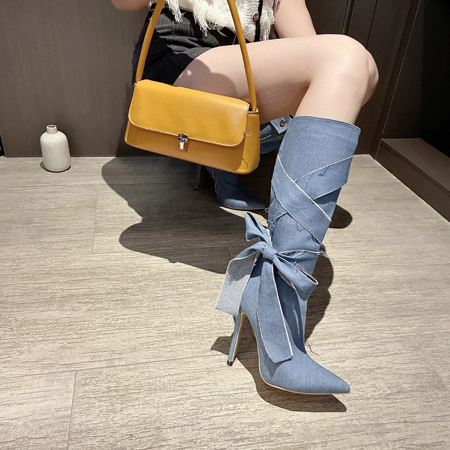 Blue Denim Butterfly-Knot Botas Largas De Mujer Pointed Toe Back Zipper Fringe Botas Mujer 2024 Tendencia Warp Strap Shoes Lady