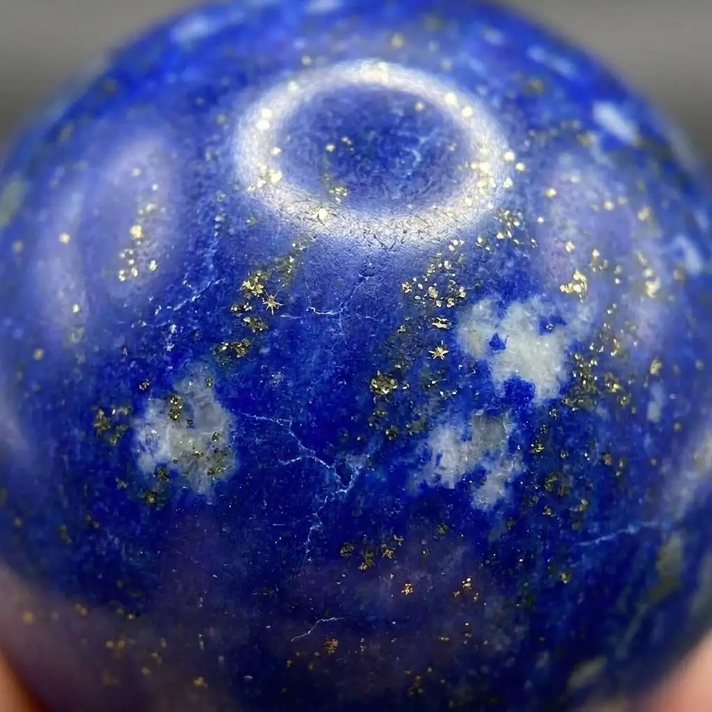 Natural Lapis Lazuli Crystal Sphere Ball 5-6cm with Wood Base Large Orb Royal Blue Gold Pyrite Handmade Polished Tutankhamun Egyptian Wooden Stand Display Home Decor Desk Ornament Office Decor Room Decor Bedroom Decor Table Centerpiece Feng Shui Ball Gift