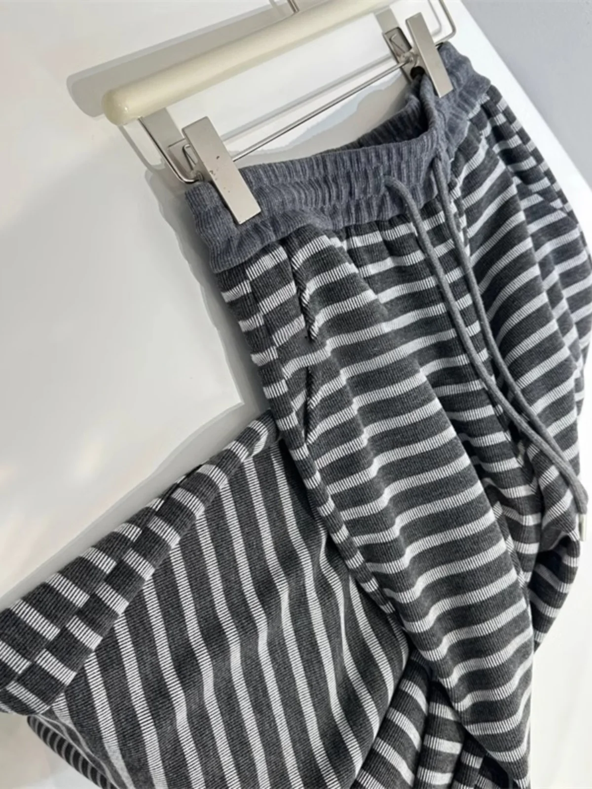 

Удобные широкие брюки для женщин: классические, в полоску, с цветовыми блоками, в пол, с поясом, универсальные, для повседневной носки, не требуют особого ухода.