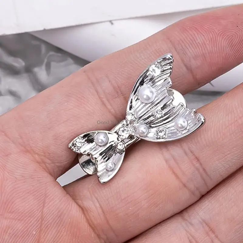 

Джинсы со стразами и жемчугом. Зажим на хвосте. Съемная застежка на талии. Требуется без швов.