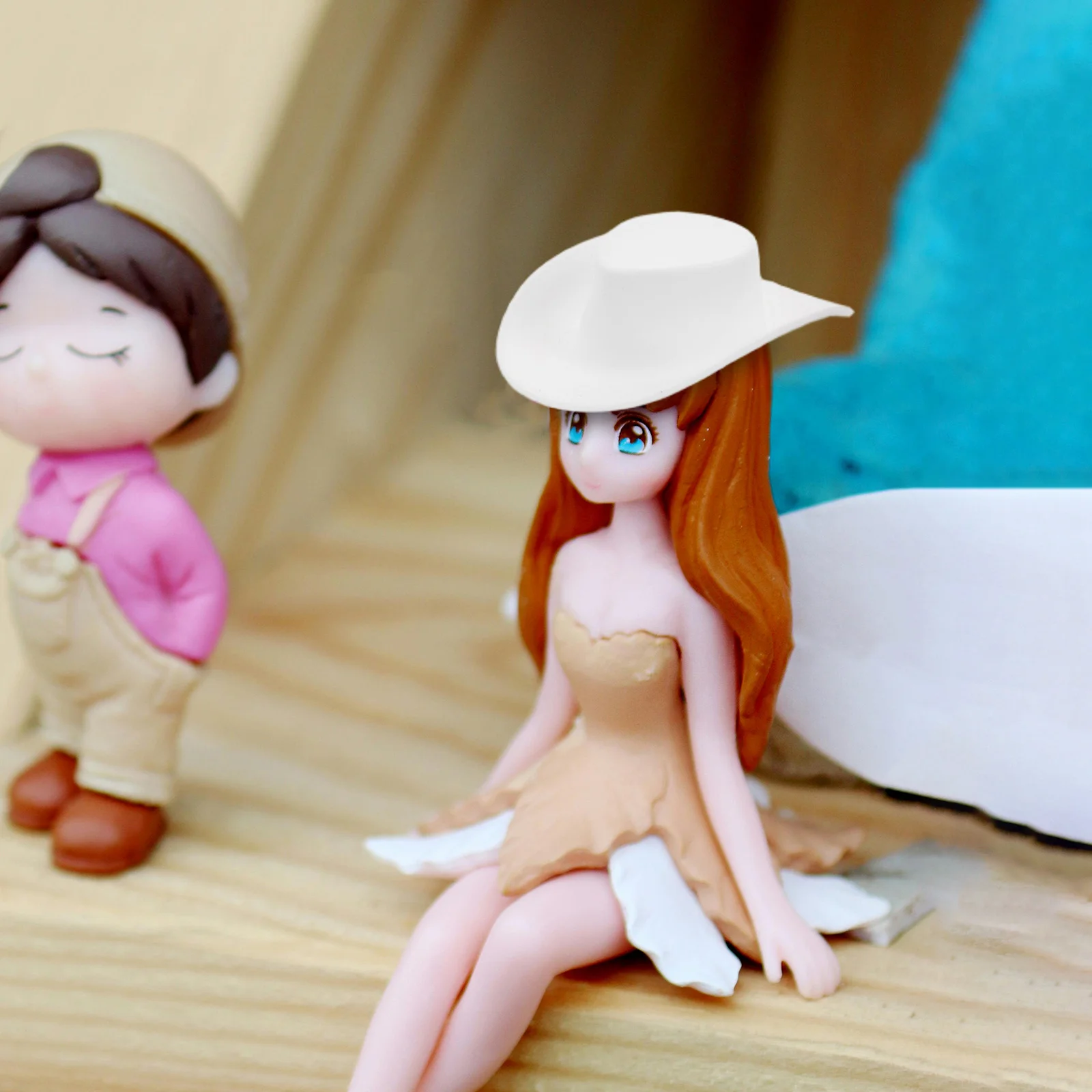 40 szt. Mini Kapelusze Kowbojskie Urocze Plastikowe Kapelusze Westernowe dla Kowbojek Małe Rękodzieło Dekoracje na Przyjęcia Akcesoria Miniaturowe Kapelusze