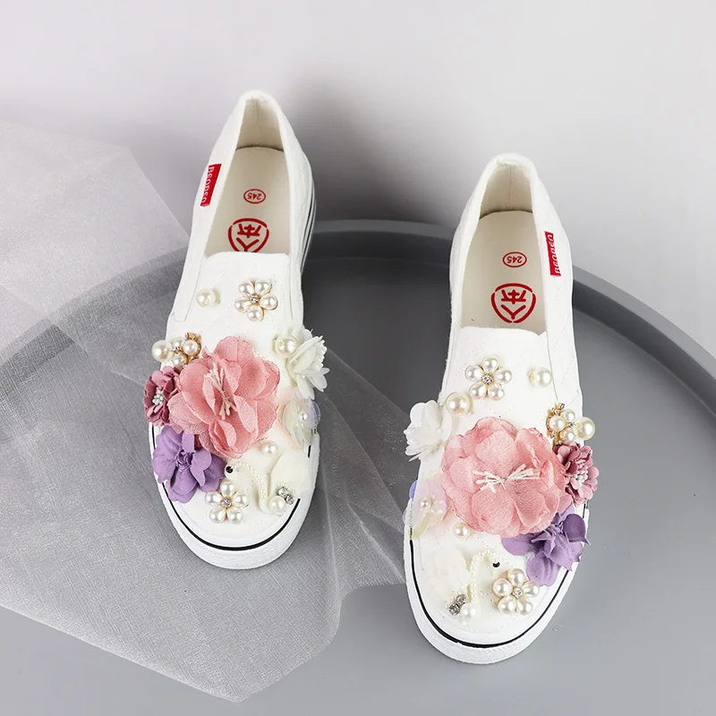 Spring and Autumn new women black and white Hand-made Flower one-legged Canvas Shoes Trendy Fashionable Couple Shoes