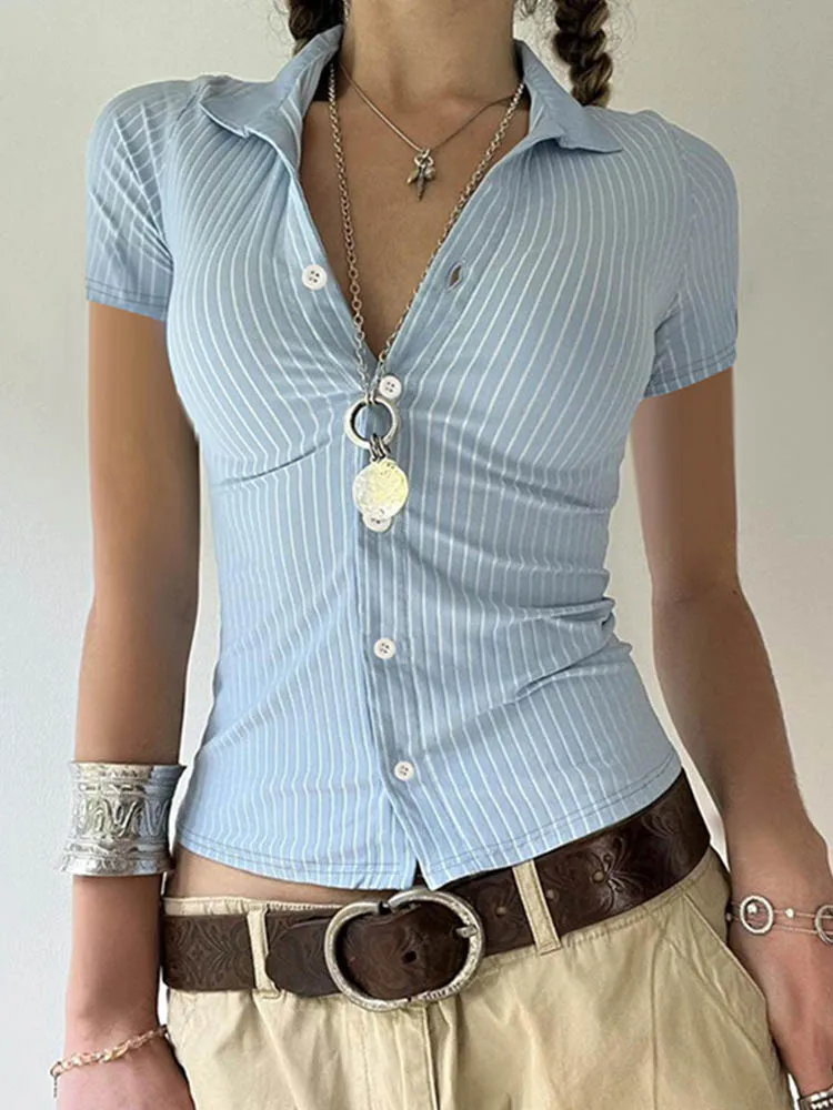 Sweetown Blau gestreifte Kurzarmhemden für Damen, zum Knöpfen, mit Umlegekragen, schmal geschnitten, schlicht, lässig, Preppy-Tops, Basic-Sommer-T-Shirts