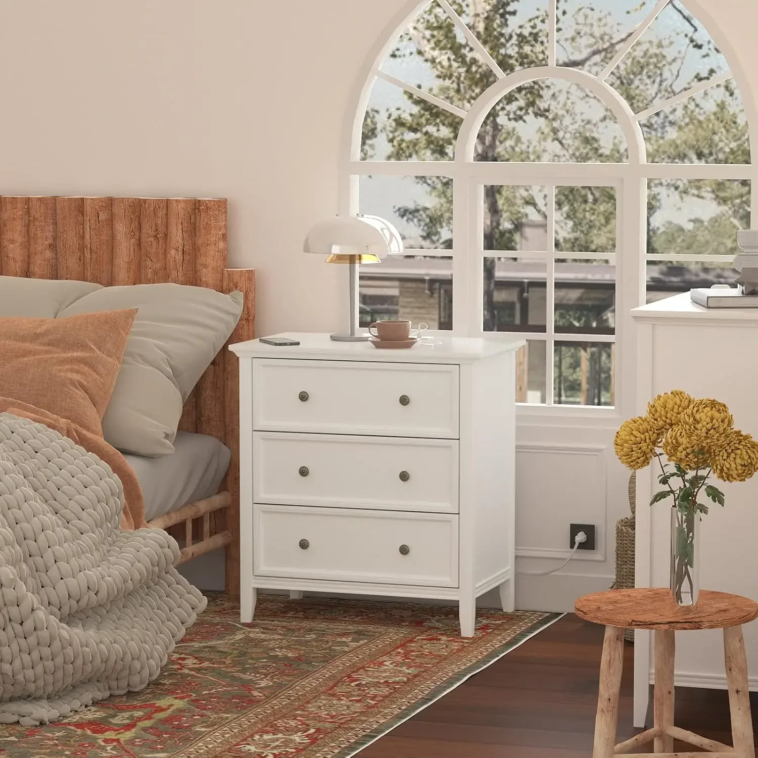 3つの引き出しと充電ステーションを備えたナイトスタンド、寝室用のドレッサーオーガナイザー、無垢材