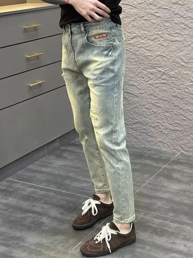 

Легкие рваные лоскутные мужские джинсы, эластичные облегающие брюки с девятью точками, корейские летние новые поступления, молодежные повседневные хлопковые брюки...