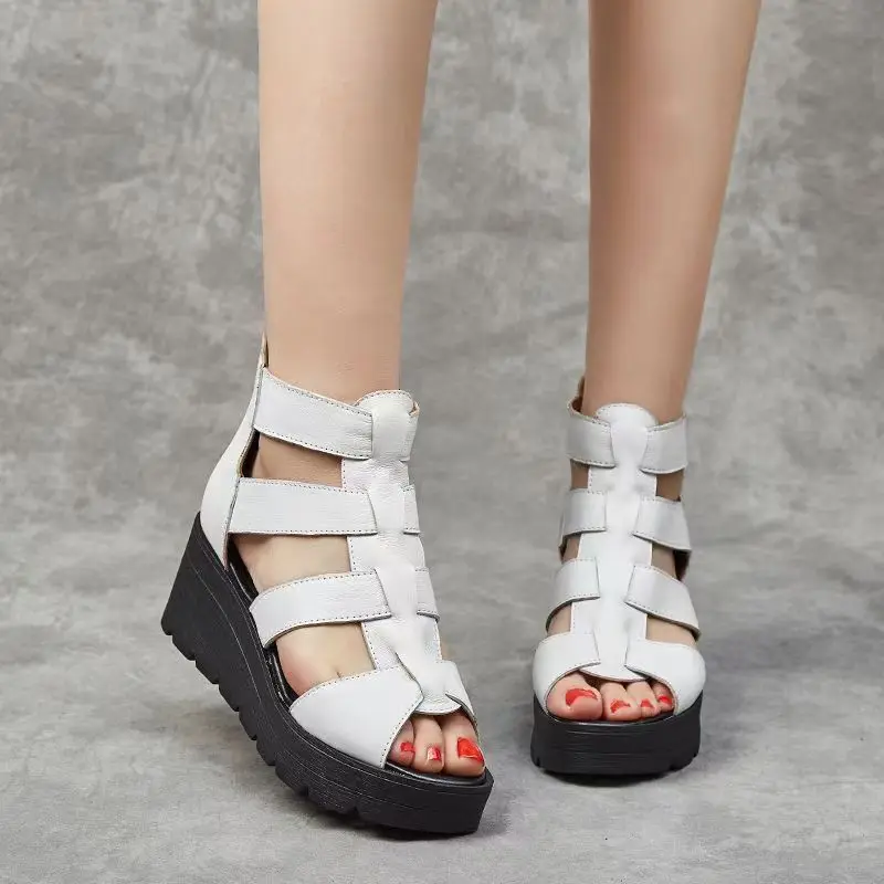 

Женские кожаные сандалии на танкетке, новые летние сандалии на толстой подошве, нескользящие дышащие сандалии с высоким берцем и молнией с открытым носком, крутые ботинки