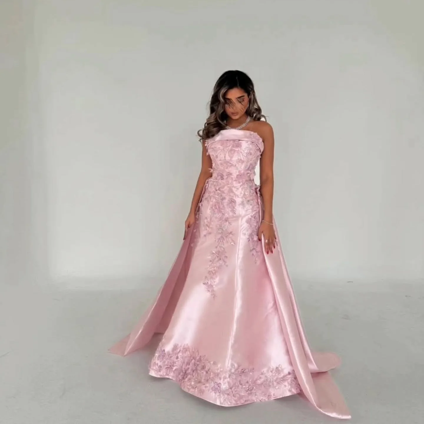 Sharon Said Plus Size Rosa Trägerloses Satin-Abendkleid mit Blumenapplikationen, Rückenfreies Ballkleid, Formelles Partykleid XD067 Maßanfertigung – Detail 6