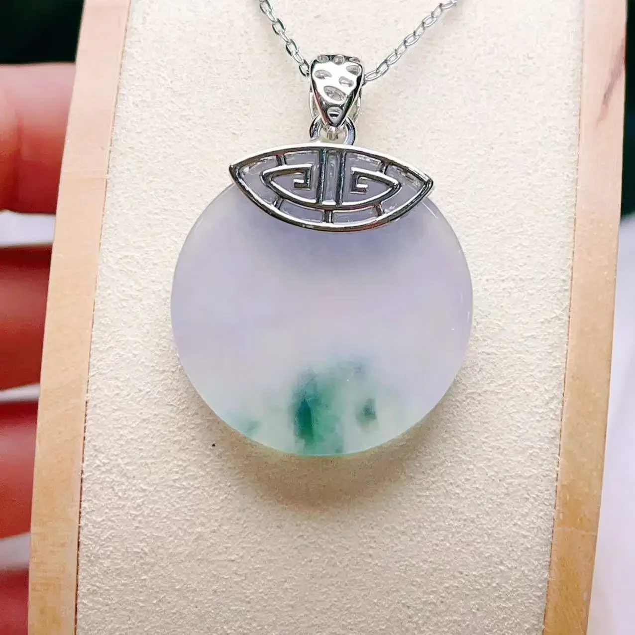 

Jadeite high ice floating green safe brand ice transparent water fine engraving new genuine light luxury versatile send wife