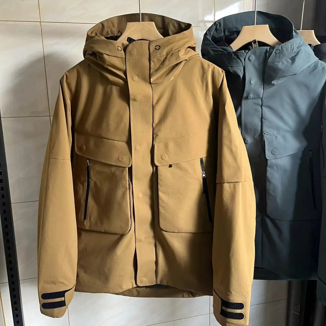 

Мужская утепленная куртка с капюшоном для активного отдыха, белая, с наполнителем из 90% пуха и полиэфирного волокна, длинный рукав, застежка-молния, стандартный крой...