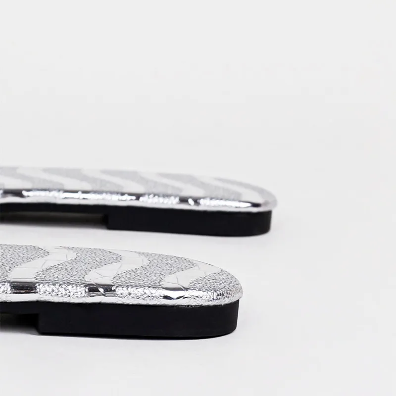 Sexy spitze Zehen Gold Silber flache Sandalen Frauen Faux Metall geprägt Design Hausschuhe leichte rutschfeste Slide Sandalen Strandschuhe