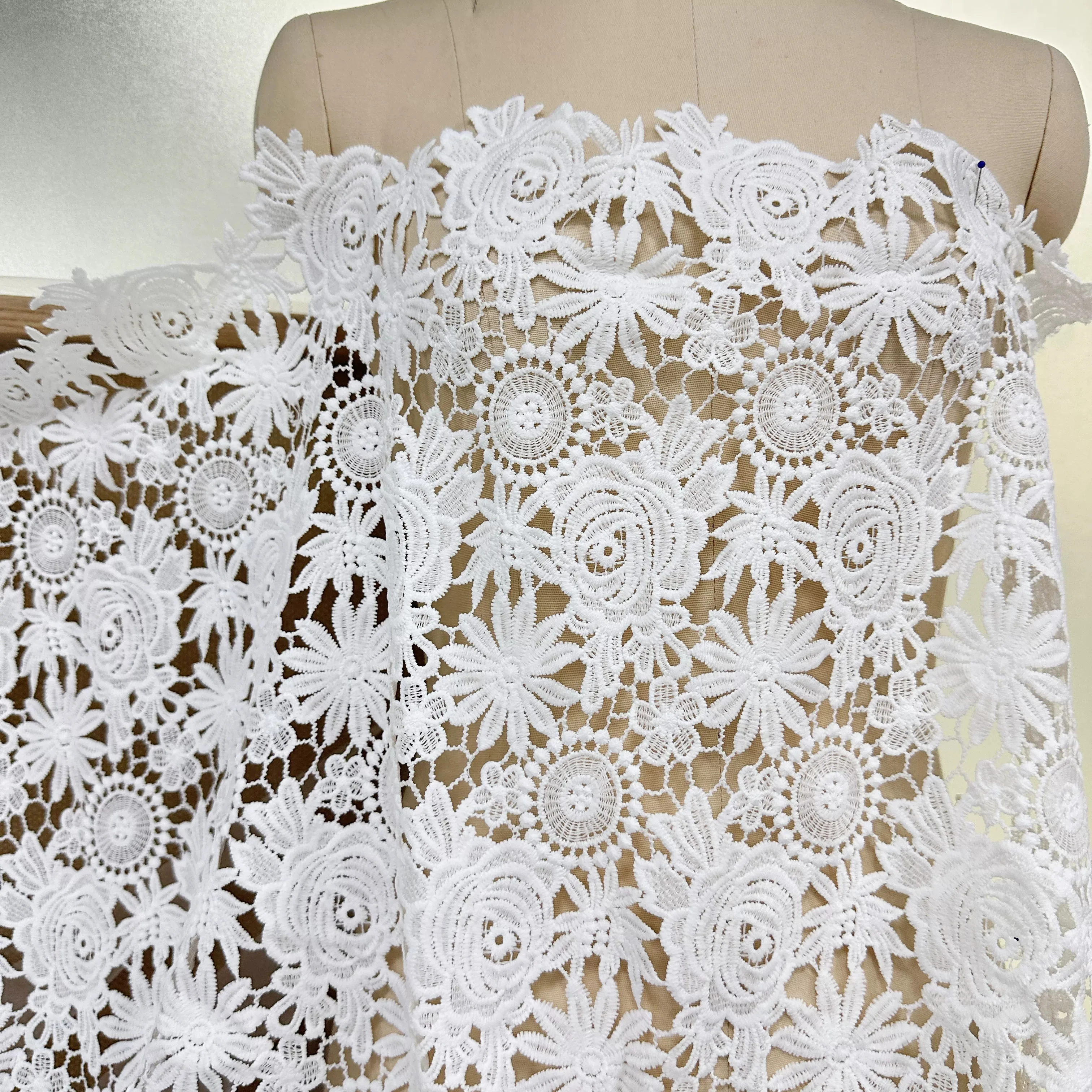 

Ткань с вышивкой в виде роз, 1 ярд, водорастворимое кружево для одежды, свадебных платьев и нарядной одежды.