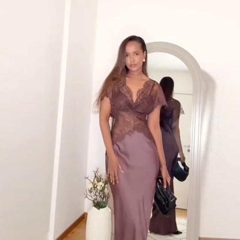 เดรสยาวผ้าลูกไม้ซีทรูคอวีลึกสำหรับผู้หญิง ผ้าซาตินหรูหราสำหรับงานปาร์ตี้กลางคืน รุ่นใหม่ปี 2025 ทรงเข้ารูป ผ้าตาข่ายโปร่งด้านหลัง