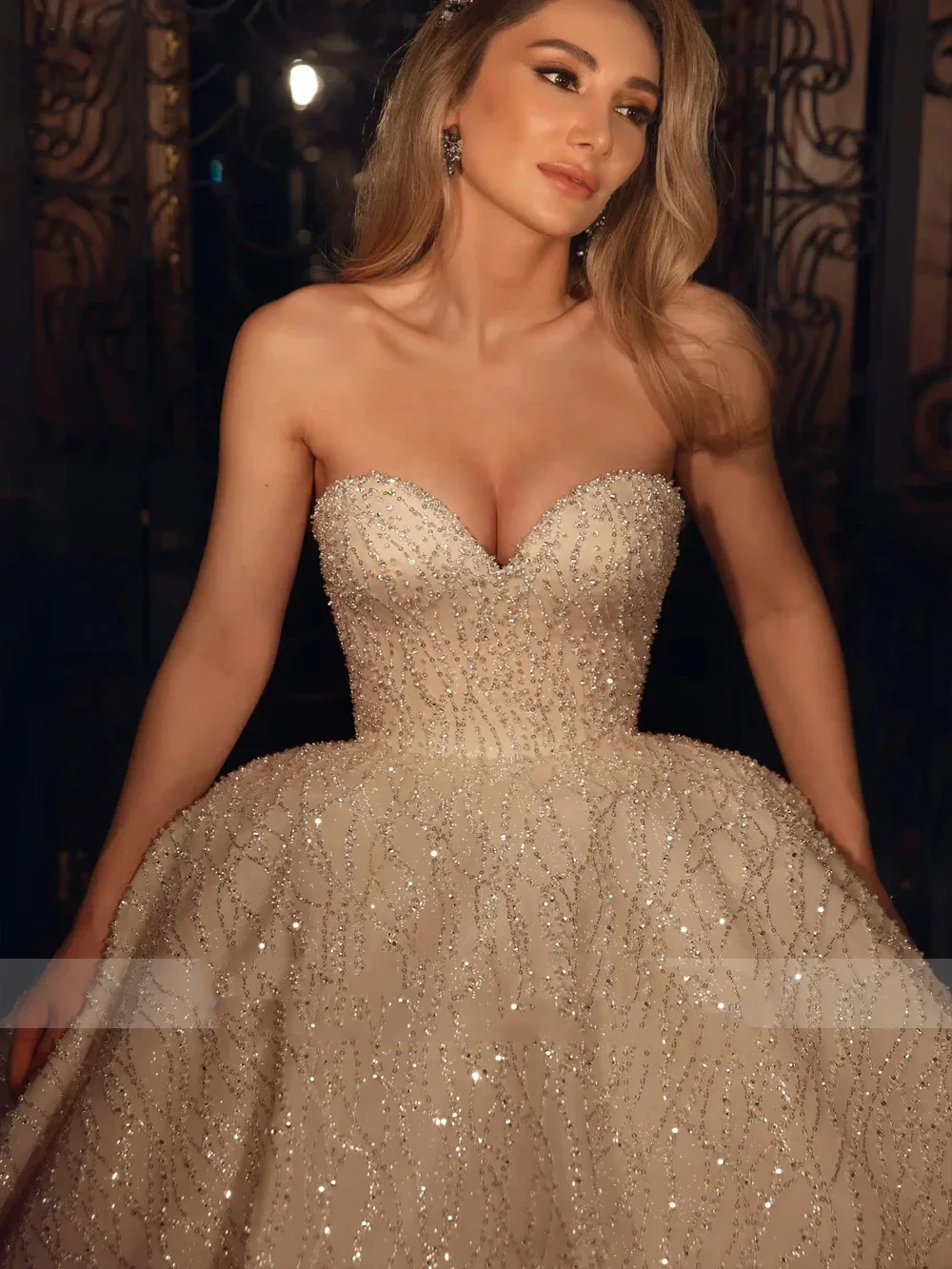 Abiti da sposa principessa brillanti personalizzati che bordano ricami in pizzo con spalle scoperte abiti da sposa senza maniche Vestido De Noiva
