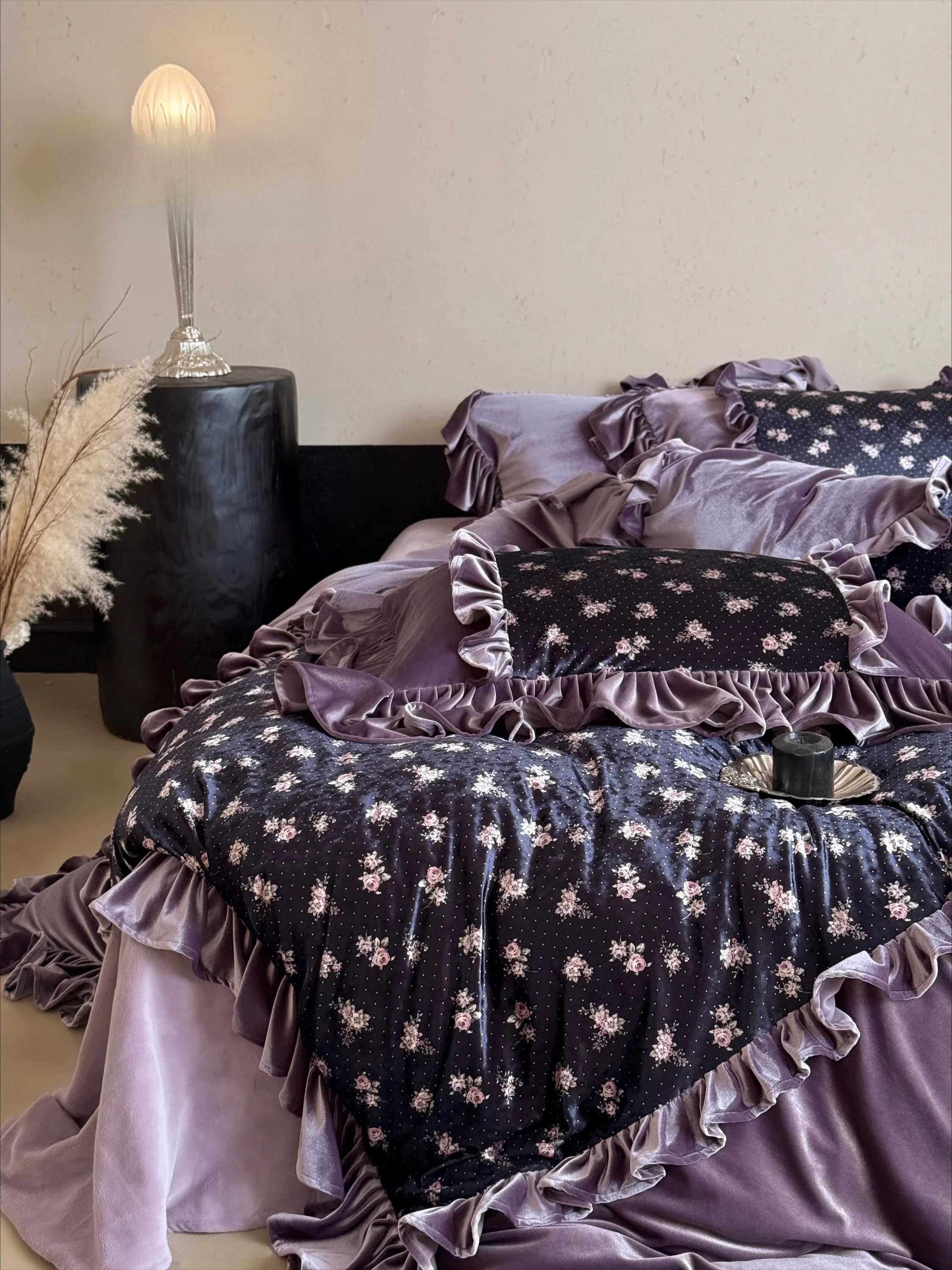 Dark Eden  French Niche Elegant Velvet Milk Fleece Four-piece Printed Lace Thickened Warm Winter Bedding