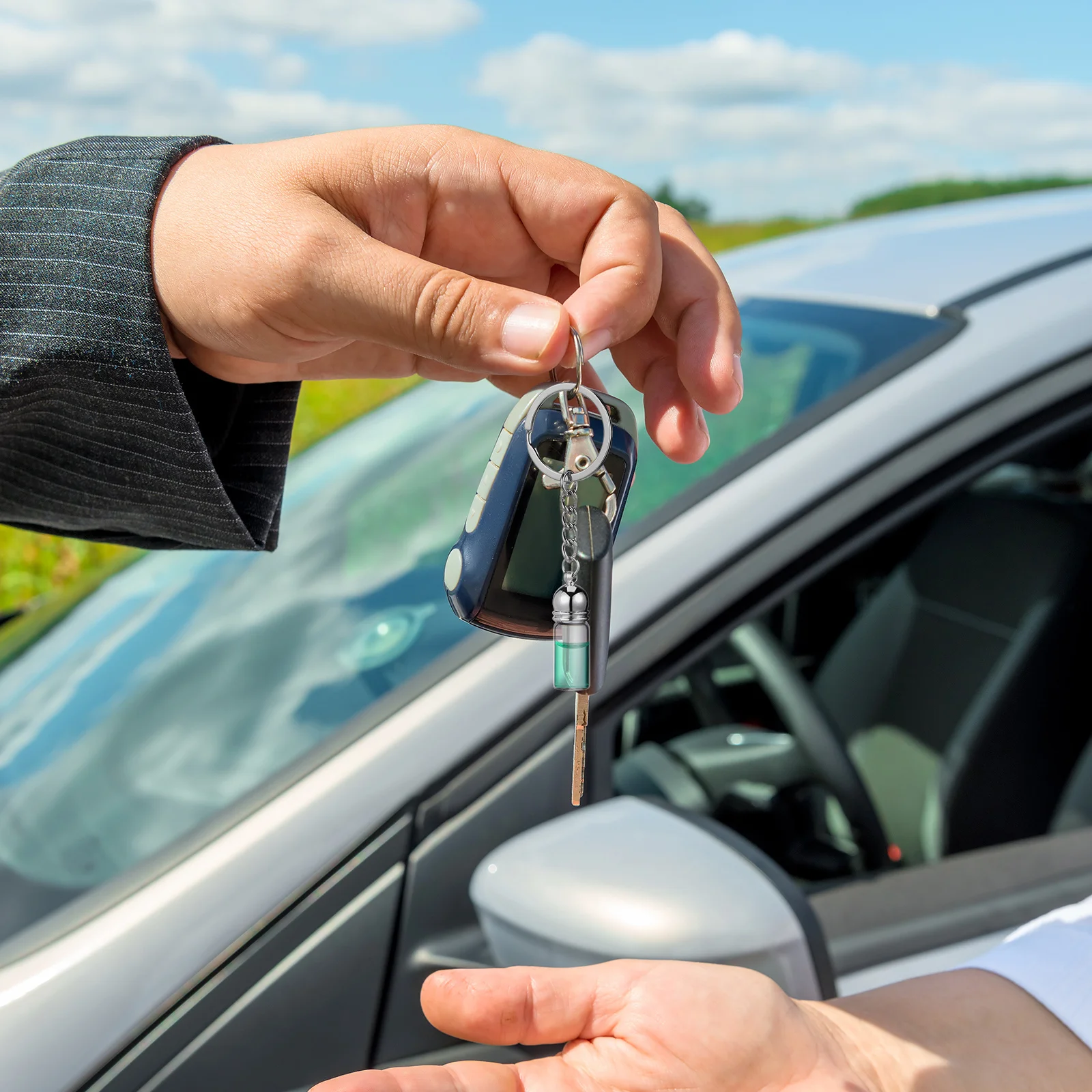 

3Pcs Glass Bottle Keychain Travel Size Mini Refillable Perfume Bottle Essential Oil Pendant Portable Gift Keychain Pendant