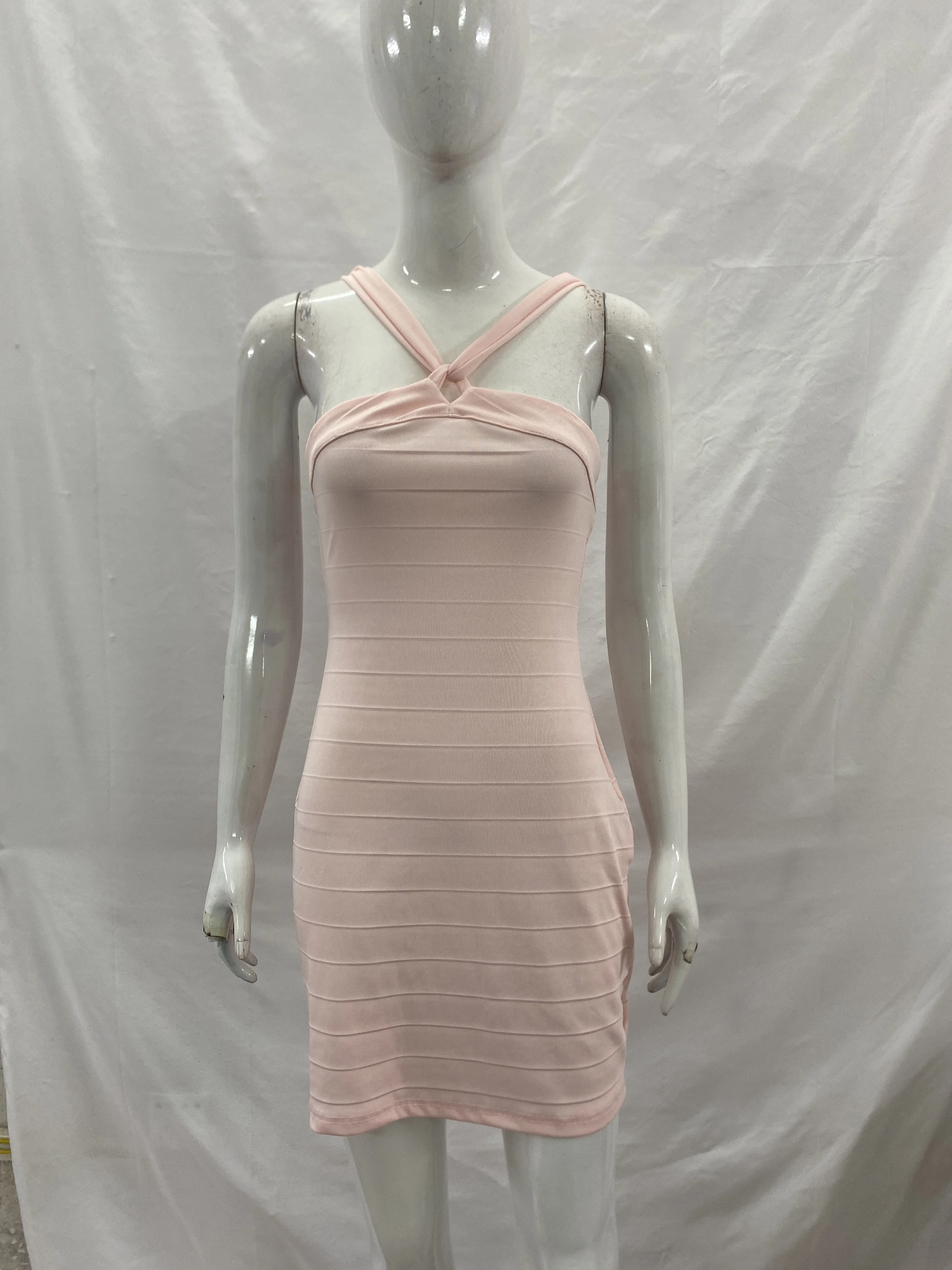 Sommermode, einfarbiges Kleid mit Bandagen-Design, Neckholder, freiliegender Rücken, schmal geschnitten, hüftumschmeichelnd, sexy. – Detail 3