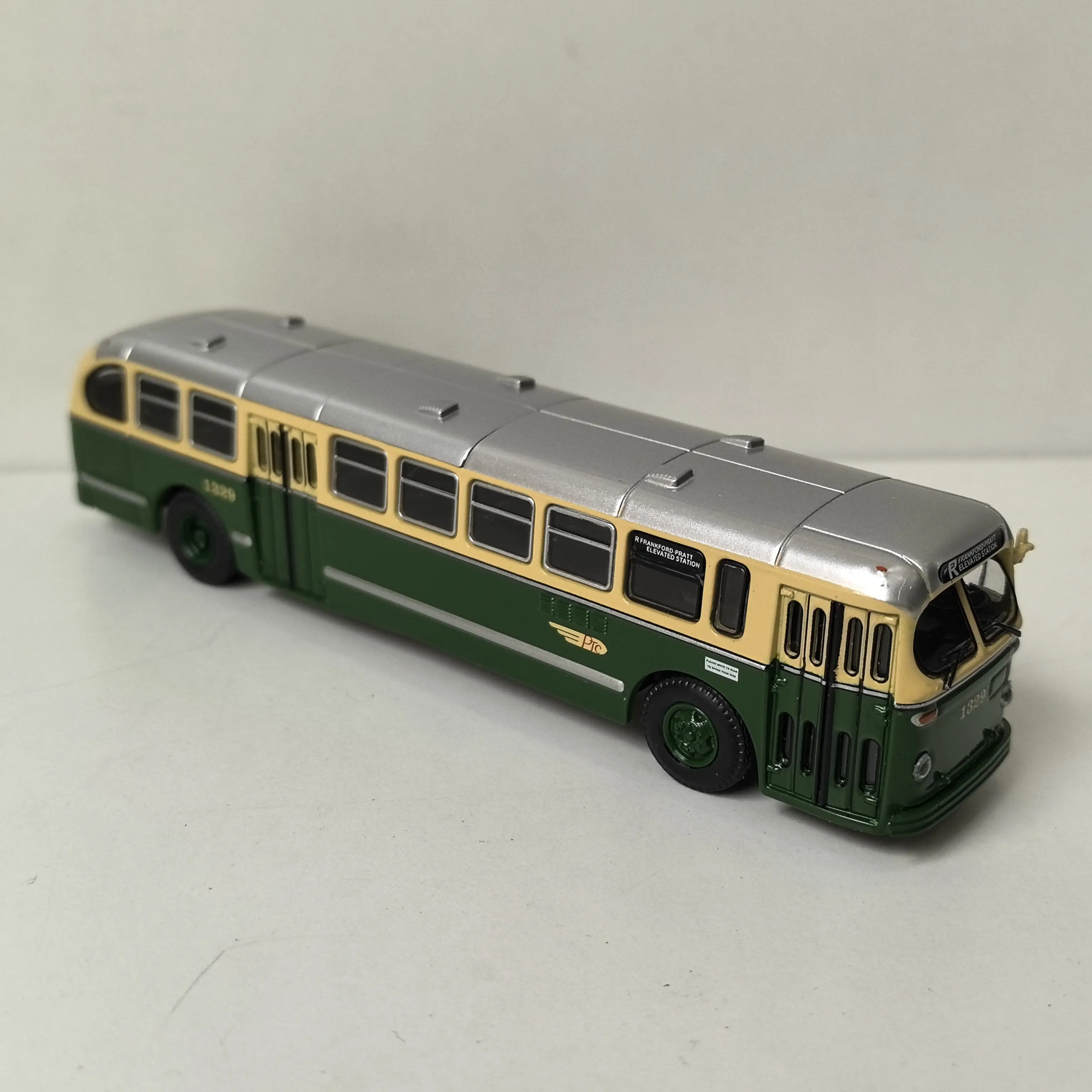 modele-de-bus-en-alliage-moule-sous-pression-ir-ho-echelle-1-87-brill-1952-cd-44