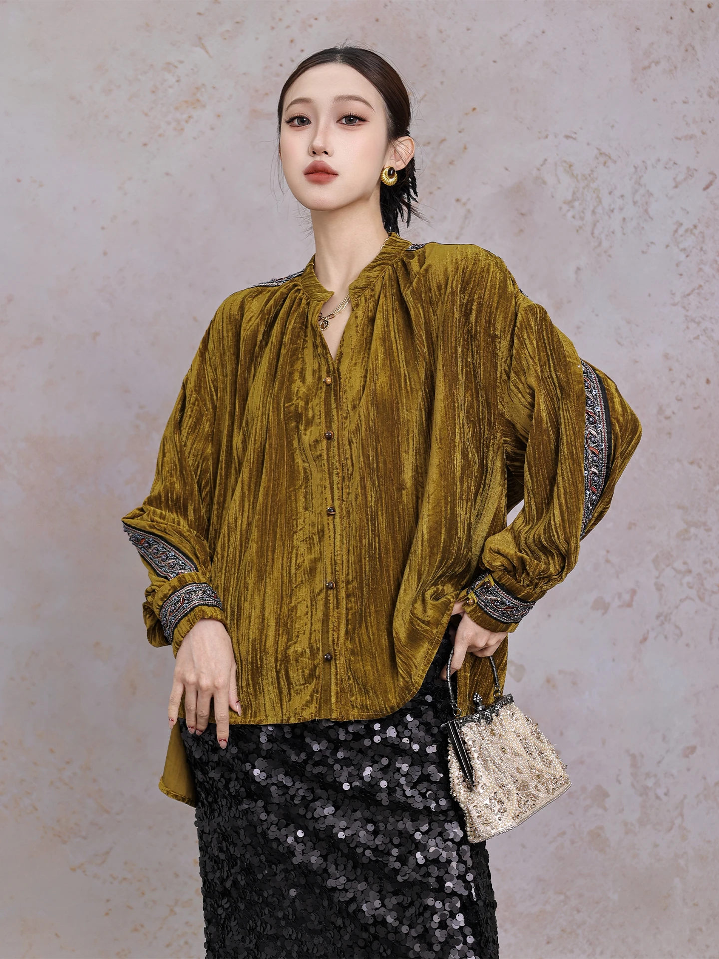 

Новая китайская бархатная блузка для женщин, с богатой отделкой, V-образным вырезом, свободного кроя, с длинными рукавами, осенне-зимняя, модная, в этническом стиле