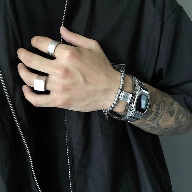 Versione coreana dell'orologio da uomo alla moda e alla moda, orologio elettronico quadrato piccolo con cinturino in acciaio prepotente, nuovi modelli hip-hop