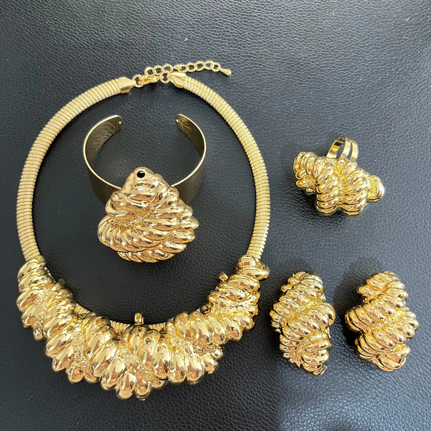 

Italy Gold Plated Jewelry Set For Women Classic Design Necklace Hoop Earrings Bangle And Ring New In Fashion 4PCS Set Jewelry