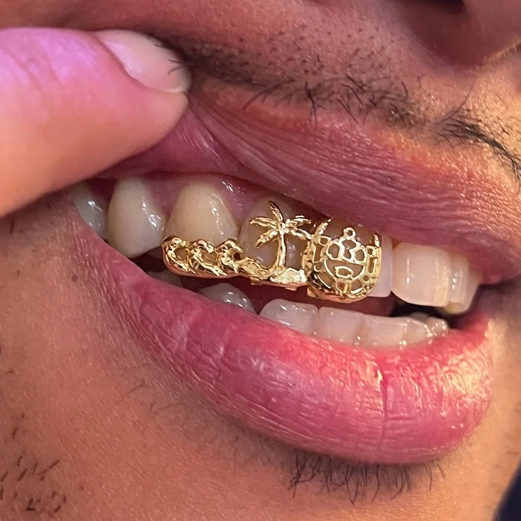 

Ювелирные изделия GUCY Tropical Paradise Custom Grillz - дизайн с 3D-изображением океанских волн, пальм и рулевого колеса корабля - идеальный подарок для мужчин на летние каникулы.
