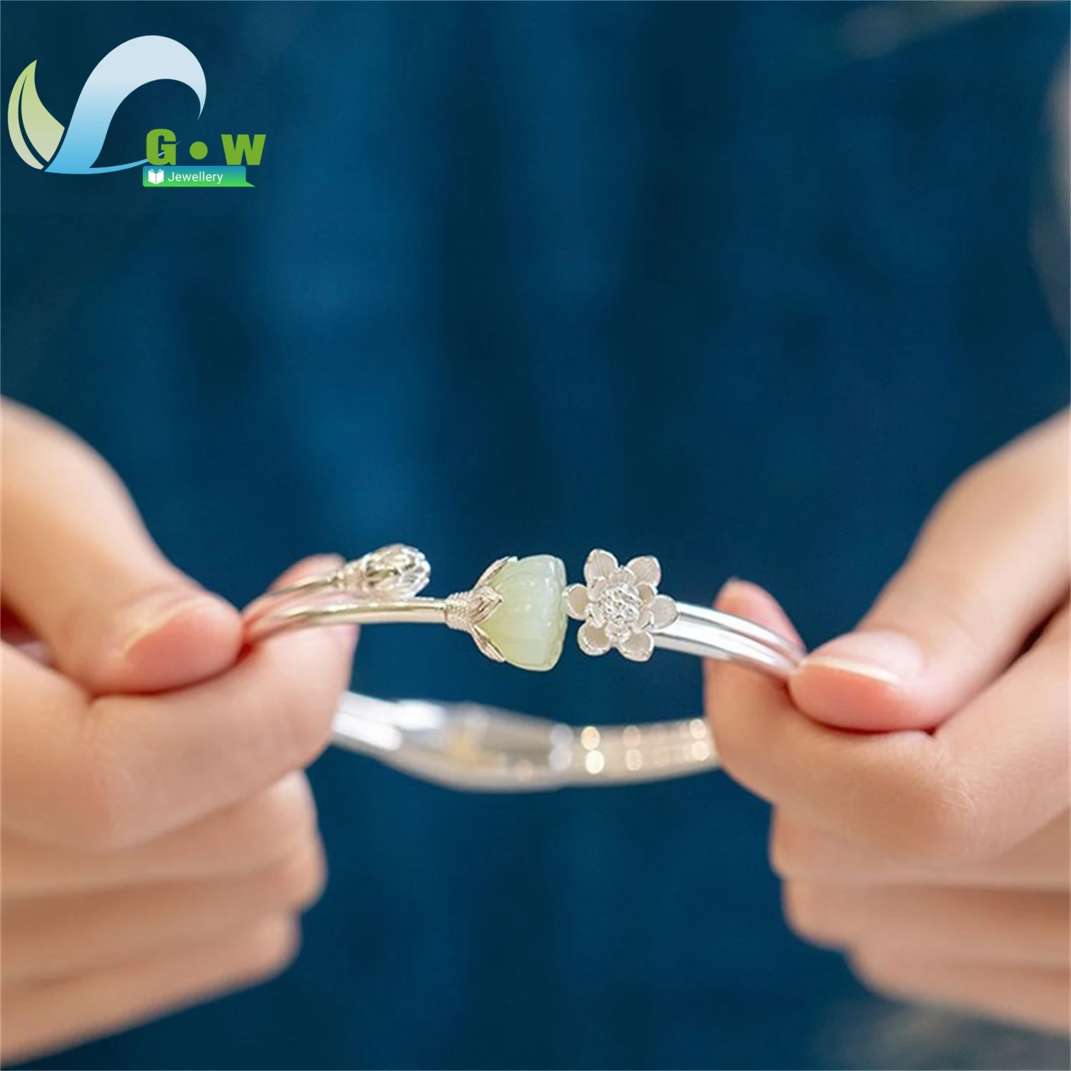 

Элегантный женский чистый серебряный натуральный нефрит Хэтянь с цветочным принтом лотоса, регулируемая весенняя застежка, модный браслет, ювелирный аксессуар, стиль