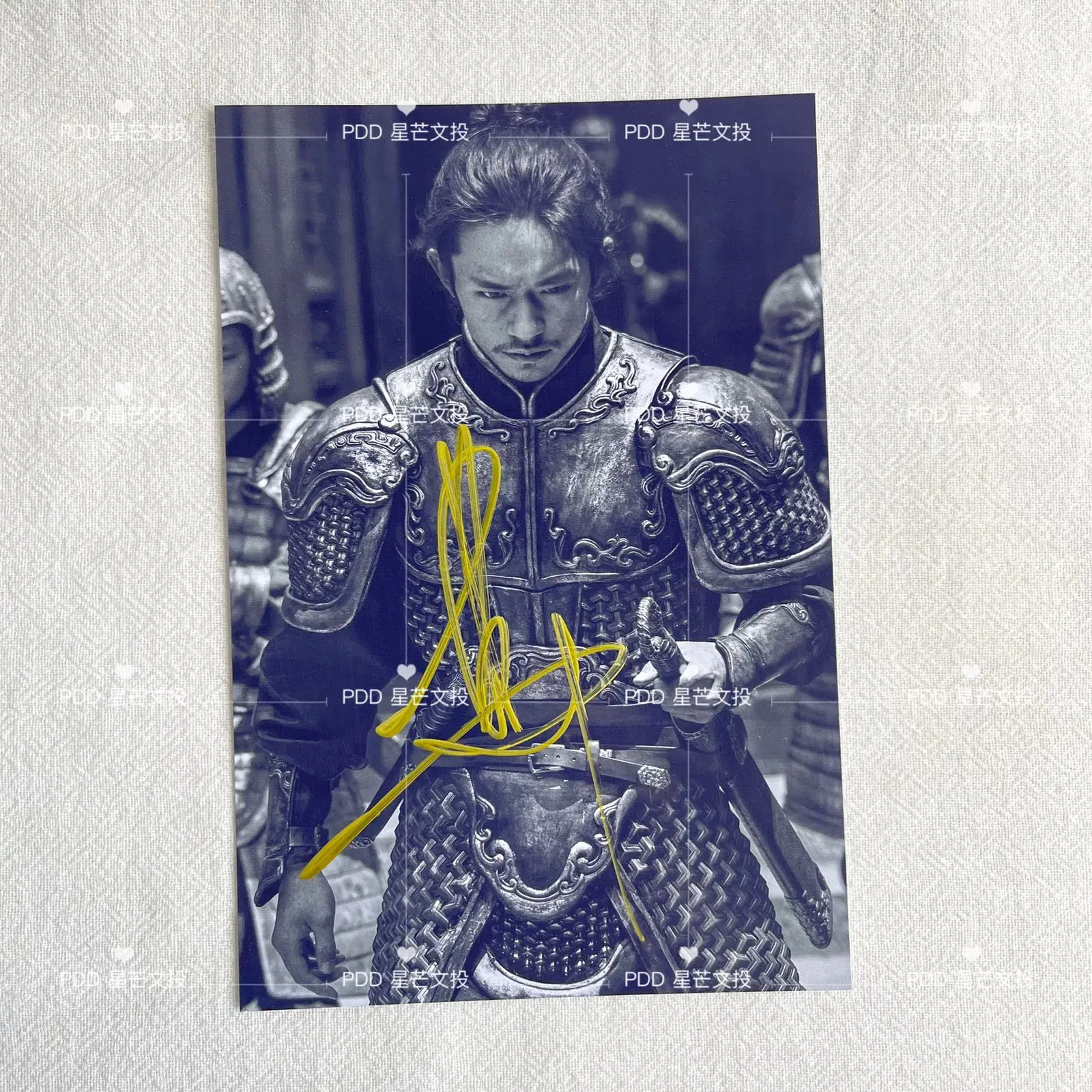 

Yi yang qian xi Chinese film man jiang hong autographed photo 6-inch non printed birthday gift for friend